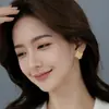 Modernos Puños de Oreja de Lujo Ligero con Forma Geométrica, Aleación de Cobre Microincrustada con Circonita, Pendientes Exquisitos Galvanizados en Oro Real, Accesorios para Orejas Versátiles para el Viaje Diario
