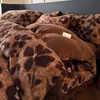 Manta con Estampado de Leopardo Maillard de Piel de Conejo Juego de Cuatro Piezas Invierno Engrosado Cálido Sábana Bajera y Funda de Edredón de Terciopelo de Leche Ropa de Cama