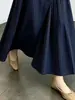 Falda única y no convencional azul marino de línea A, colección verano 2026, elegante y con estilo, favorecedora para cuerpos tipo pera, estiliza, versátil y con una falda amplia