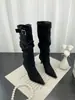 Botas femininas de camurça com bico fino e babados, salto agulha, moda outono 2026 estilo coreano, com fivela de cinto, botas longas de salto alto