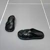 Chinelos casuais de sola macia e bico fechado para mulheres, novas sandálias planas de palha trançada vazada estilo gaiola de porco para o verão 2026, sapatos de calçar