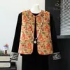 El popular traje de terciopelo dorado de este año para madres, nuevo estilo de otoño 2026, conjunto de tres piezas de alta gama para mujeres de mediana edad de 50 años