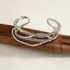 Pulsera irregular de metal estilo europeo y americano con incrustaciones de diamantes, pulsera de declaración nicho y elegante, accesorio de mano de moda y versátil