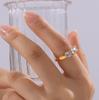 Anillo redondo de nicho con cuatro garras con incrustaciones de circonitas estilo coreano, diseño simple de nicho avanzado, acero de titanio chapado en oro de 18 quilates, en stock