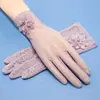 Guantes de encaje con flores para protección solar de mujer, verano, transpirables, antideslizantes, de seda helada, secado rápido, para ciclismo, pantalla táctil, guantes cortos