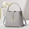 Fornecida diretamente pelo fabricante, a nova bolsa é estilosa, tem grande capacidade e pode ser usada como bolsa de ombro ou bolsa crossbody.. É uma bolsa de balde em versão coreana com um design simples e elegante.