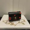 Textura Única 2026 Primavera Nuevo Elegante Patrón de Cereza Moda Cadena Simple Versátil Hombro Cruzado Pequeña Cuadrada
