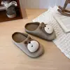 Chinelos femininos para uso externo 2026 novo estilo outono chinelos Birkenstock fechados para crianças maiores chinelos meia sem cadarço