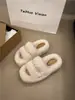 Pantuflas esponjosas de moda con adornos de perlas para mujer, diseñadas para usar en exteriores, nueva colección otoño/invierno 2026, estilo de hada, suela gruesa, pantuflas de algodón peludo