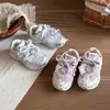 Nueva colección de primavera y otoño de zapatillas de cuero para niñas: modernos, versátiles, con diseños de dibujos animados, suelas suaves y características antideslizantes, adecuados para estudiantes, para correr y para uso casual