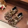 Nuevos zapatos de invierno para mujer con suela blanda y peludos, zapatos de algodón para mujer con estampado de leopardo, zapatillas de moda 2026, elegantes de lana de cordero