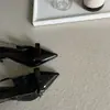 Sandalias rojas de tacón medio-alto estilo francés con punta cerrada, zapatos de hada, nuevos zapatos de charol con lazo y punta fina para primavera-verano 2026