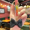 Llavero de Moño Elegante y de Alta Gama Incrustado con Diamantes y Exquisitas Cuentas de Cristal de Colores, un Accesorio Decorativo para Bolsos de Mujer