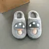 Chinelos peludos femininos para outono e inverno, com sola grossa, que aumentam a altura, bico fechado, de algodão, modelo novo 2024, quentes, com sola macia, calçados de calçar