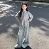 Conjunto de otoño estilo universitario para niñas 2026 nuevo conjunto de dos piezas de moda para niños mayores, con una sudadera de imitación de dos piezas y jeans