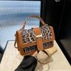 Bolso bandolera de hombro pequeño, cuadrado, portátil, con estampado de leopardo, estilo retro, para mujer, moderno, sencillo e informal, para ir al trabajo o al trabajo, nuevo, otoño e invierno.