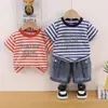 Conjunto para Meninos Verão 2026 Novo Bebê Verão Listrado Carta Roupas Infantis Roupas de Bebê para o Verão Criança Pequena Tendência