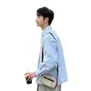 Camisa versátil de manga larga para hombre, ajuste casual de primavera, chaqueta azul claro, camisa casual con un look en capas fresco y elegante, estilo workwear