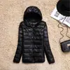 Jaqueta Leve de Penas Feminina Curta Penugem de Pato Branca Outono e Inverno 2024 Nova Slim Fit Tamanho Plus com Capuz Bolsa de Armazenamento