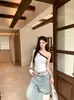 Foto real: Camiseta feminina estilosa, assimétrica, de um ombro só, com blocos de cor, manga longa, outono, ombro à mostra, ombro inclinado, top justo 18376
