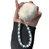 Venta al por mayor del fabricante Cadena colgante simple de perlas Bola de pelo de cristal Lanyard para teléfono móvil Cadena corta de moda Colgante Llavero
