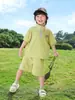 Conjunto de verano para niños 2026, nuevo estilo, ropa de verano de manga corta para niños pequeños, diseño de dibujos animados elegante.