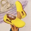 Zapatos slip-on transfronterizos europeos y americanos con suelas de plataforma, hebilla de correa trasera para mujer, estilo europeo y americano para ir al trabajo, diseño hueco de gamuza, venta al por mayor, tallas grandes