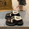 Mocassins femininos de sola grossa com forro de pelúcia, novo modelo de inverno 2026, sapatos pequenos de couro pretos estilo britânico, sapatos femininos peludos de sola macia