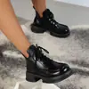 Novas botas femininas de outono e inverno, botas estilo Martin, botinhas, botins de bico quadrado, tamanhos grandes, 2026 versáteis com sola grossa, moda britânica, botas que aumentam a altura