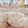 Conjunto de quatro peças de gaze dupla camada fofa de alto peso com bolinhas de desenho animado fofas, lençol e capa de edredom para dormitório estudantil
