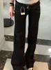Calça jeans boca de sino de cor escura estilo americano para mulheres, novo modelo primavera e outono 2026, corte solto, não aperta nas pernas, madura e elegante, calça bootcut de cintura baixa