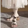 Sandálias Romanas Douradas Brilhantes de Salto Médio Grosso para Mulheres, Novo Modelo 2025 com Strass, Bico Aberto, Laço, Salto Alto Deslumbrante