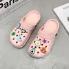 Zapatillas Bonitas para Mujer Verano Uso Exterior 2022 Estilo Nuevo Enfermera Suela Gruesa Dulces Se Pueden Mojar Pisando Caca Sensación Playa Zapatos de Agujeros