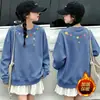 Sudaderas forradas de felpa para niñas de importación, nueva colección otoño/invierno 2026, cuello redondo, diseño de caricatura lindo, tops de manga larga para niños como capa base, venta al por mayor
