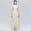 Vestido de renda bordada com temperamento elegante transfronteiriço, lapela, manga curta, caimento justo, cintura marcada, saia evasê que afina, com cinto