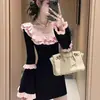 Vestido de Punto con Cuello de Encaje Estilo Chanel Negro para Mujer, Nuevo 2025 Principios de Otoño Dulce con Cintura Ajustada y Mangas Acampanadas Corto