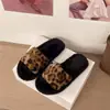 Pantuflas de algodón para celebridades de internet versátiles y modernas 2026 pantuflas de pelo para mujer calzado de exterior otoño e invierno zapatos de moda chanclas de suela gruesa estampado de leopardo