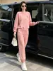 Conjunto casual de otoño temprano para correr para mujer, sudadera de color liso con cuello redondo, pantalones de chándal tipo jogger de corte ajustado, conjunto de dos piezas moderno para el día a día