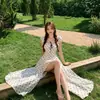 Vestido de bolinhas estilo francês 2026, vestido longo de verão feminino, acinturado, emagrecedor, sem costas, perfeito para férias na praia e viagens, estilo elegante