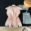 Elegante camisola con ribete de encaje y escote en V con amarre para mujer, diseño de verano 2026, estilo puro y seductor, top sin mangas
