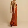 Elegante Vestido de Noche de Color Sólido con Cuello Halter, Espalda Profunda en V, Diseño Plisado y Falda Larga hasta el Suelo