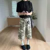 Venta al por mayor de fabricante jeans cortos camuflados de estilo urbano americano para hombre, pantalones cargo rotos, shorts holgados de pierna ancha para hombres y mujeres