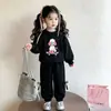 Nuevo conjunto de ropa para niños de primavera y otoño: conjunto de dos piezas de sudadera de dibujos animados elegante y pantalones deportivos casuales para uso al aire libre