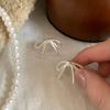Brincos de pino de arco de prata estilo doce, novos brincos de moda de alto senso, todos os tipos de brincos femininos, brincos fofos, agulha de prata