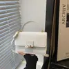 2026 Bolsa Feminina Transversal de Ombro Único Quadrada Pequena Casual de Verão Bordada com Diamantes Estilo Novo Único Tendência Simples