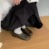 Sapatos sociais de corte baixo, sapatilhas de bico redondo, novo design versátil estilo francês, coleção de verão 2026, sapatos baixos femininos, sola de couro de porco, sola macia, cabedal macio