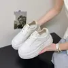 Sapatos casuais super bonitos de sola grossa para aumentar a altura para mulheres baixinhas 2026 novos sapatos confortáveis para os pés sapatos brancos para mulheres