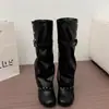 Nuevas botas elegantes de tacón alto con suelas gruesas, con hebilla de cinturón y remaches, perfectas para otoño e invierno, en un estilo europeo y americano de moda para 2026