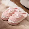 Pantuflas de algodón para mujer para otoño e invierno, uso en casa, antideslizantes, cálidas, nuevo modelo 2024, lindo peluche con lazo, pantuflas de algodón de talón cerrado para mujer