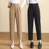 Pantalones de traje cropped plisados en caqui y negro, pantalones tipo harén holgados y estilizados, adecuados para ir al trabajo, con un diseño fluido y casual